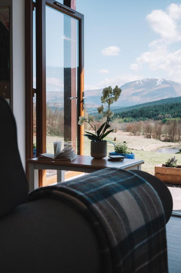 Frances' Sketch Pad With Hot Tub Apartment Fort William Exterior photo