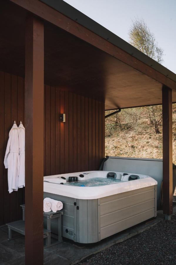Frances' Sketch Pad With Hot Tub Apartment Fort William Exterior photo